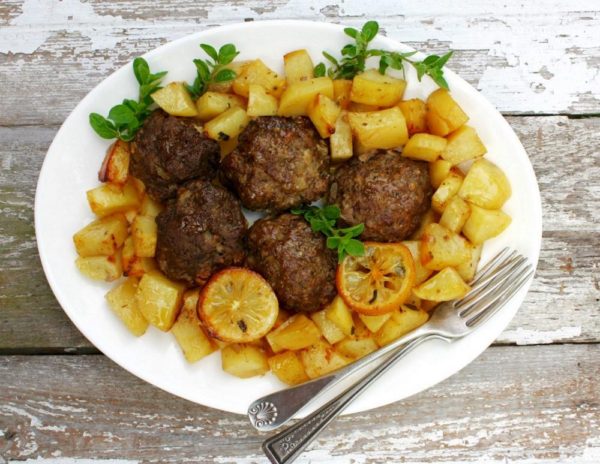 Keftedakia mit Kartoffeln, Teller